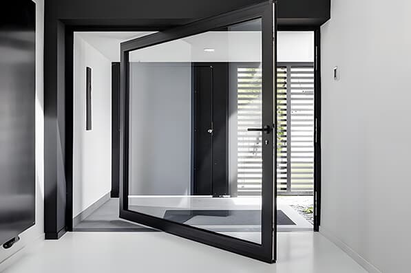 Puerta pivotante