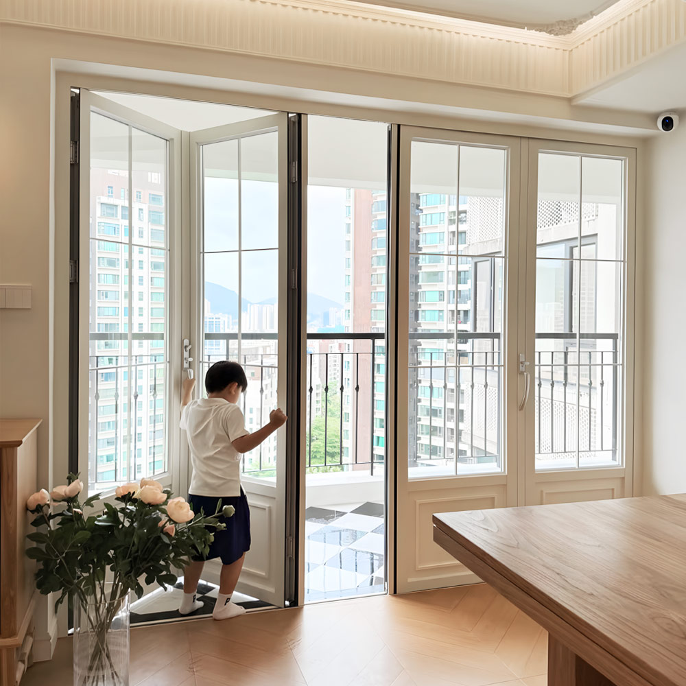 ¿Por qué los arquitectos eligen puertas plegables de vidrio para proyectos de arquitectura moderna?